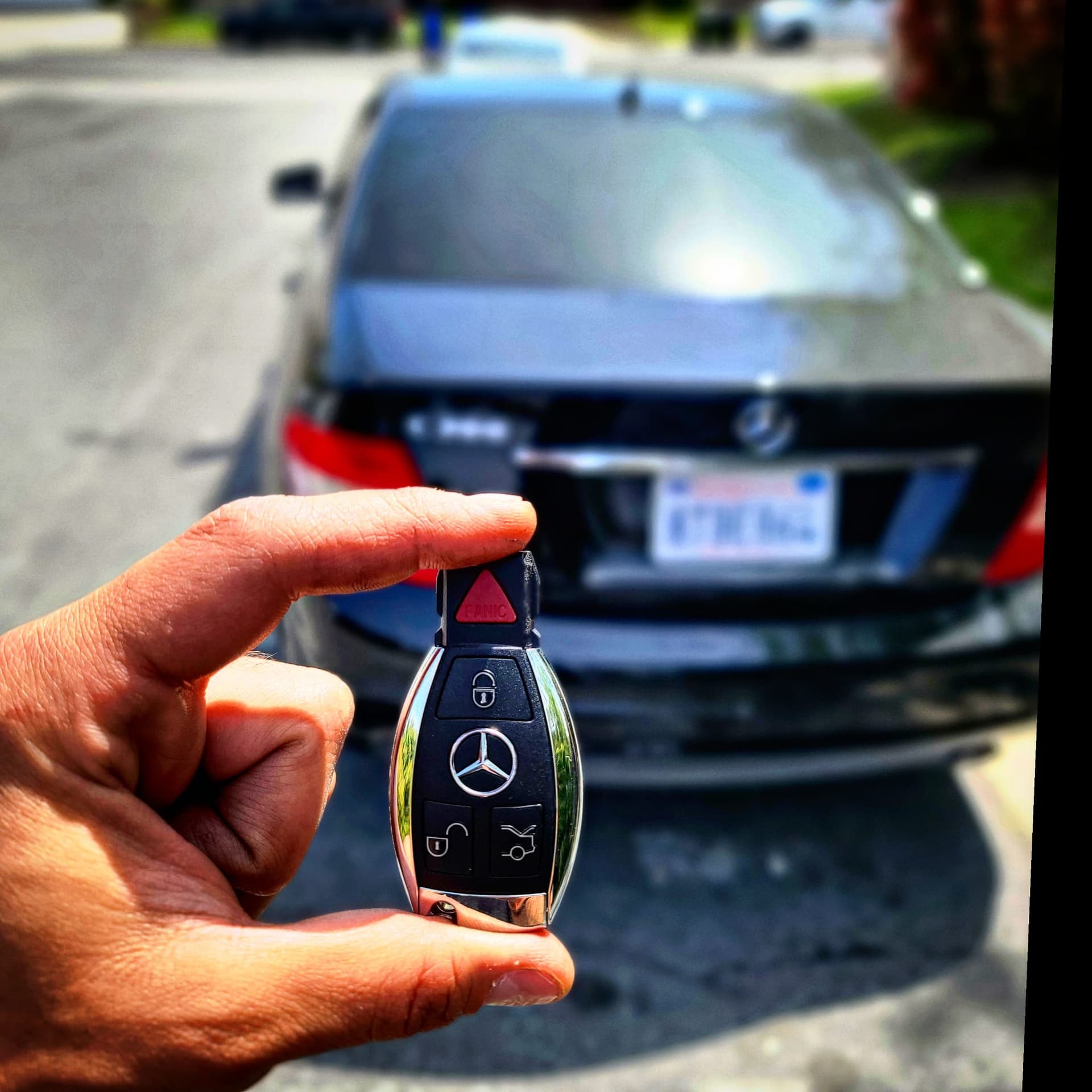 Transponder key cut and programmed on-site